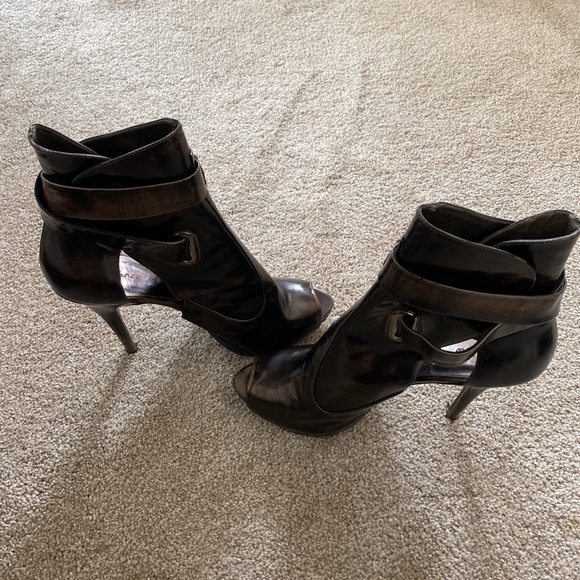 MARCIANO BY GUESS OPEN TOE BUCKLED BROWN/BRONZE DISTRESSED HEELS…SIZE 10M - Picture 9 of 11